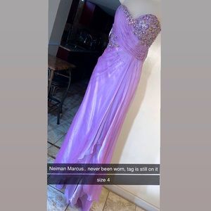 NWT. LIGHT PURPLE NEIMAN MARCUS STRAPLESS DRESS